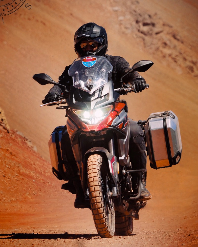 Daniel en ruta con su Voge 650 DSX, en ripio